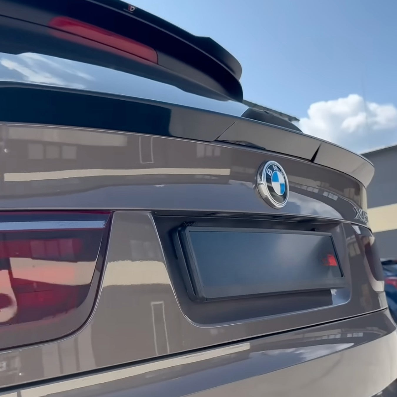 Mid спойлер за BMW X5 E70 (2007–2013) – Черен гланц (Gloss Black)