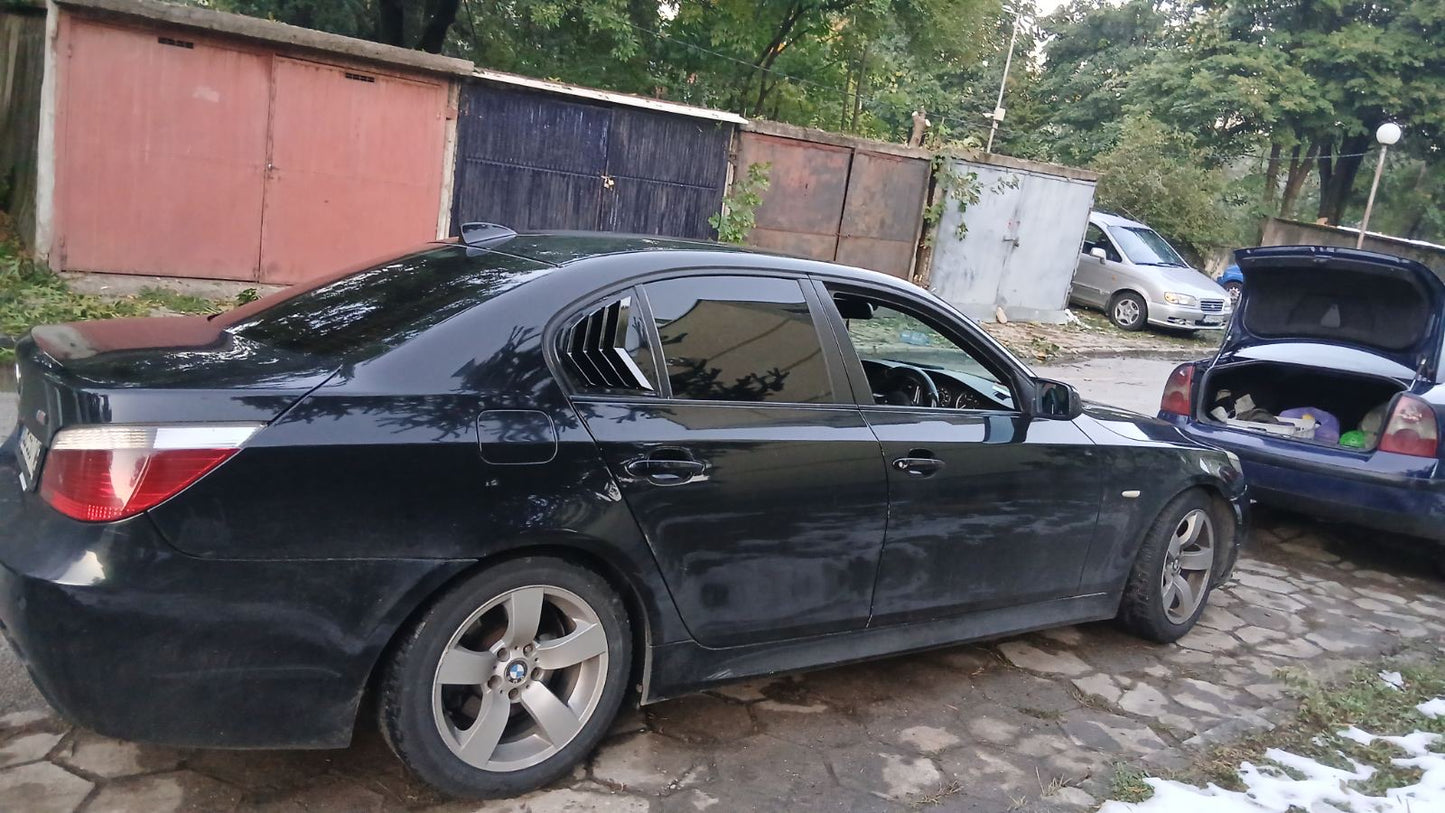 Тунинг добавки за задни странични стъкла – BMW E60 (2003–2010), черен гланц