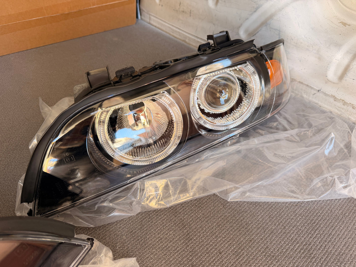 Комплект тунинг фарове с Angel Eyes за BMW E39 (1997–2003) – черни, с включени крушки