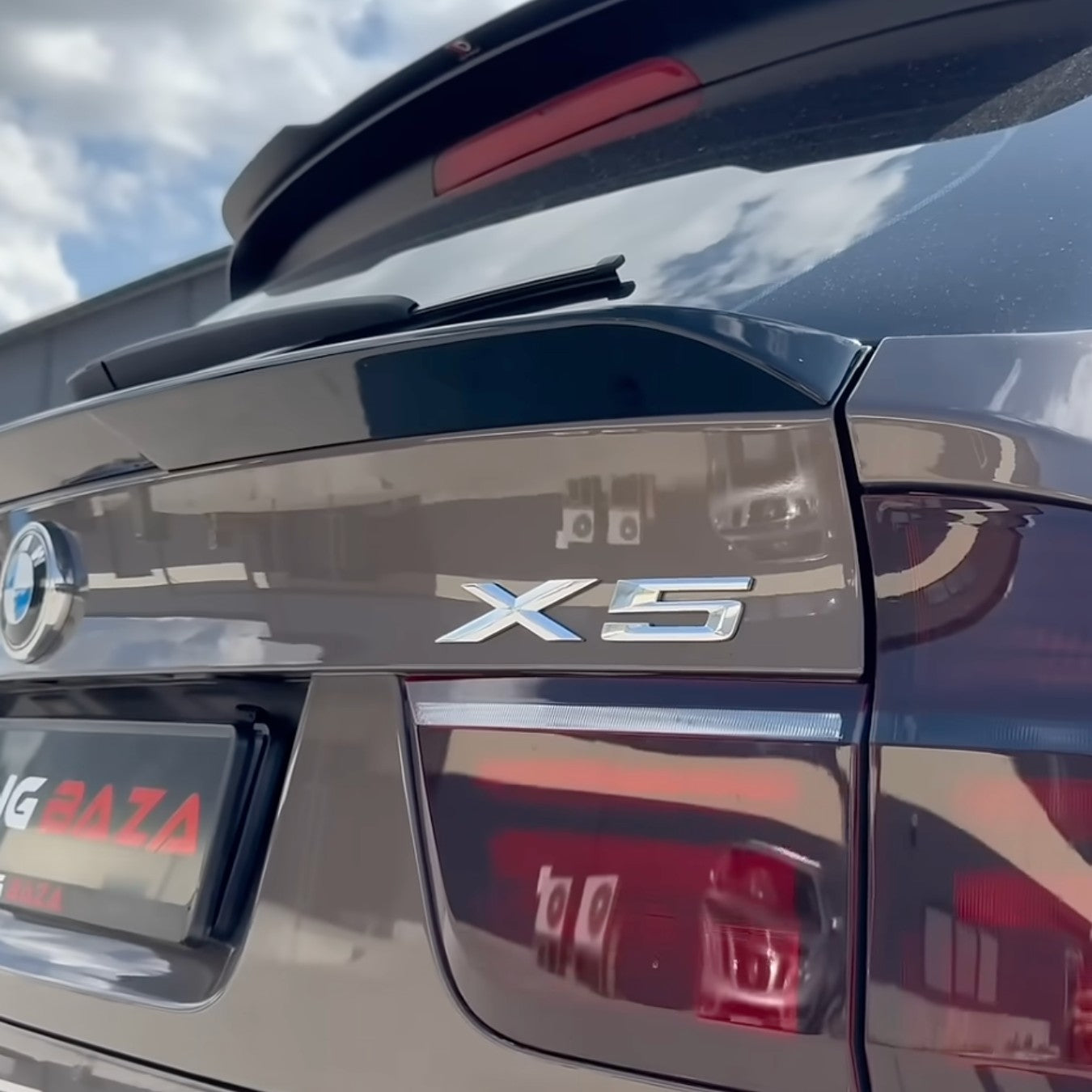 Mid спойлер за BMW X5 E70 (2007–2013) – Черен гланц (Gloss Black)