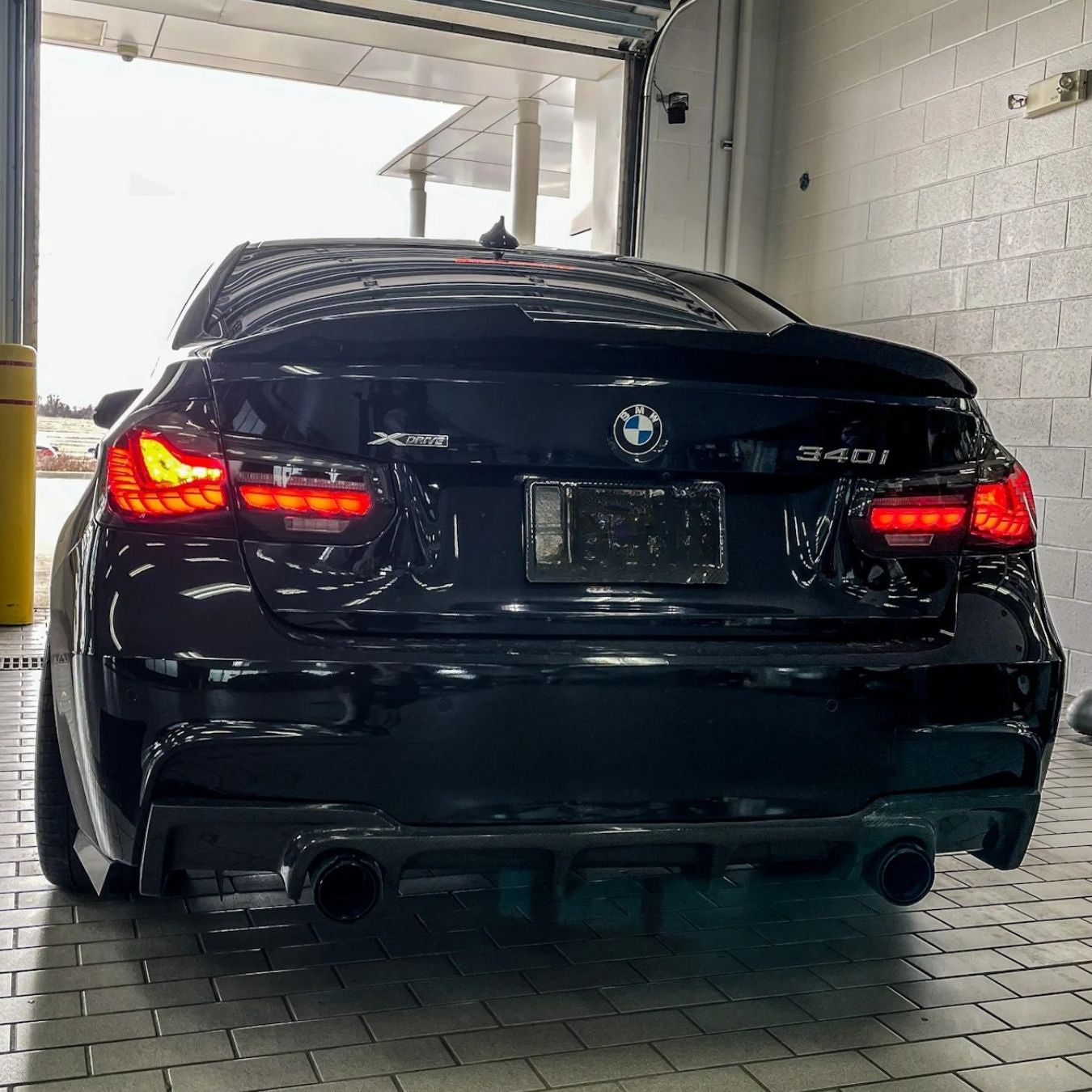 Опушени LED стопове за BMW F30 (2012–2019) – GTS визия с бягащ мигач