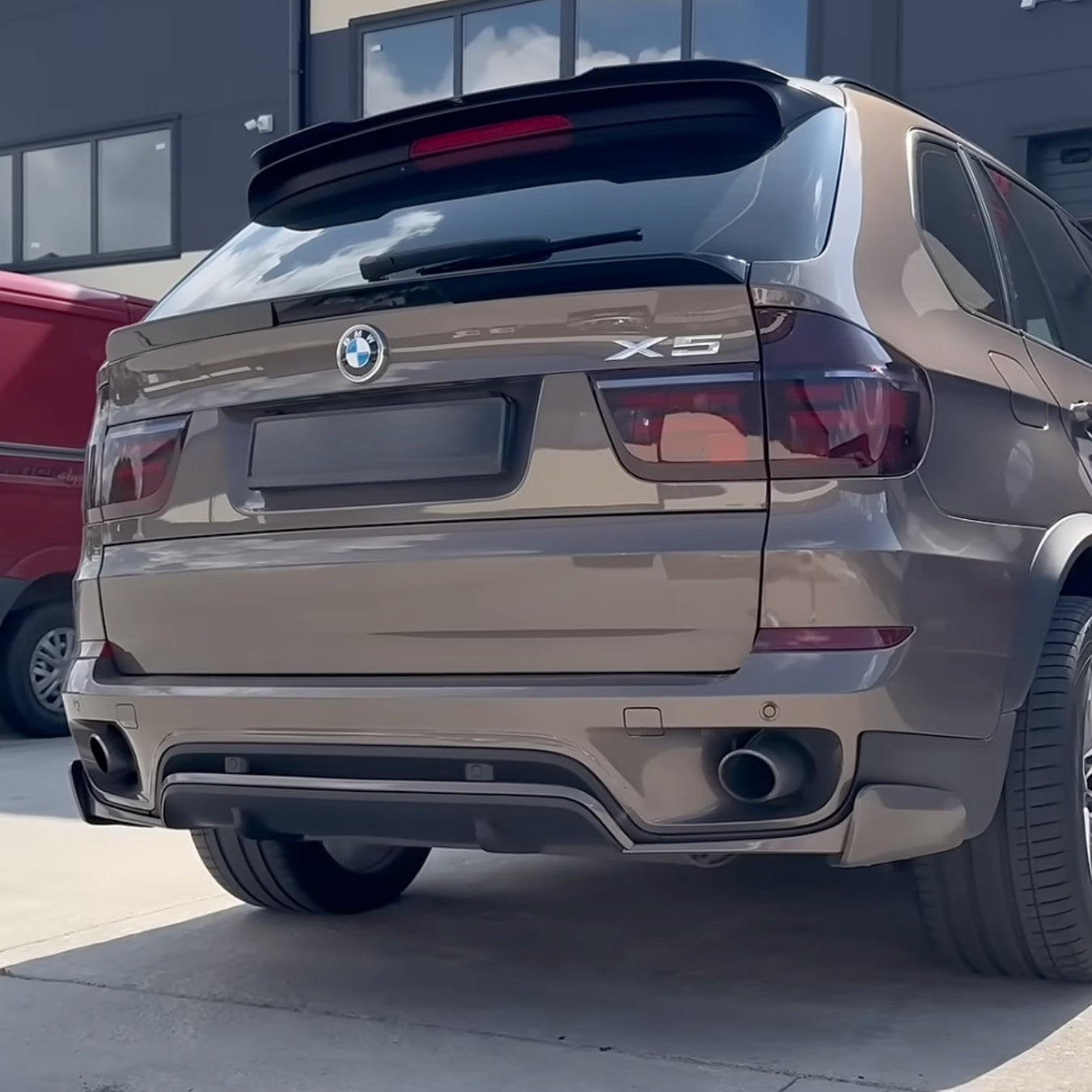 Mid спойлер за BMW X5 E70 (2007–2013) – Черен гланц (Gloss Black)