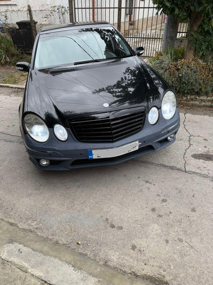 Предна броня AMG за Mercedes E-Class W211 (2006–2009) с парктроник отвори и халогени – грундирана