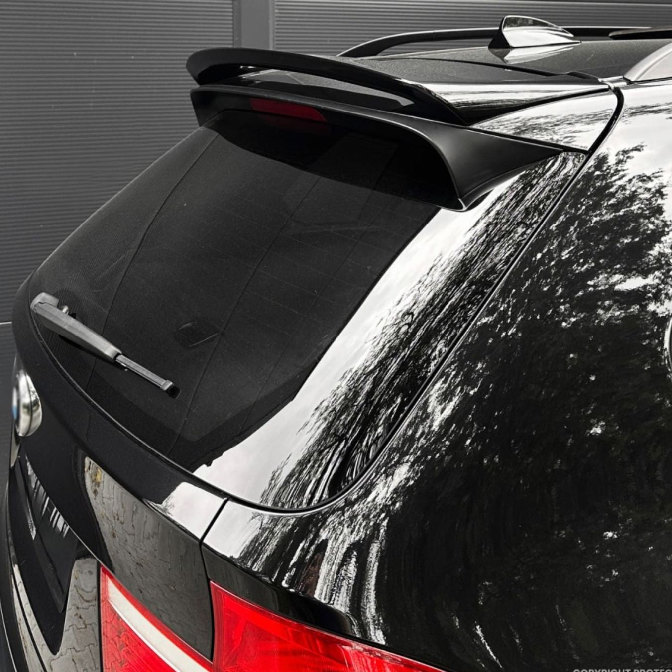 Спойлер за багажник BMW X5 E70 (2007–2013) – Черен гланц Sport Style