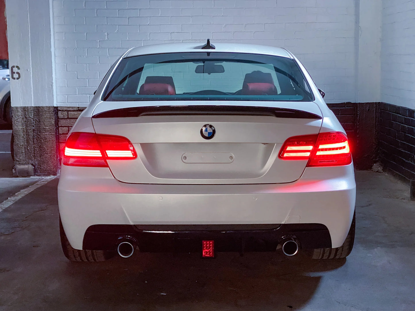Двоен дифузьор за Задна броня BMW E92/ E93 с F1 стоп – Черен гланц с щипки