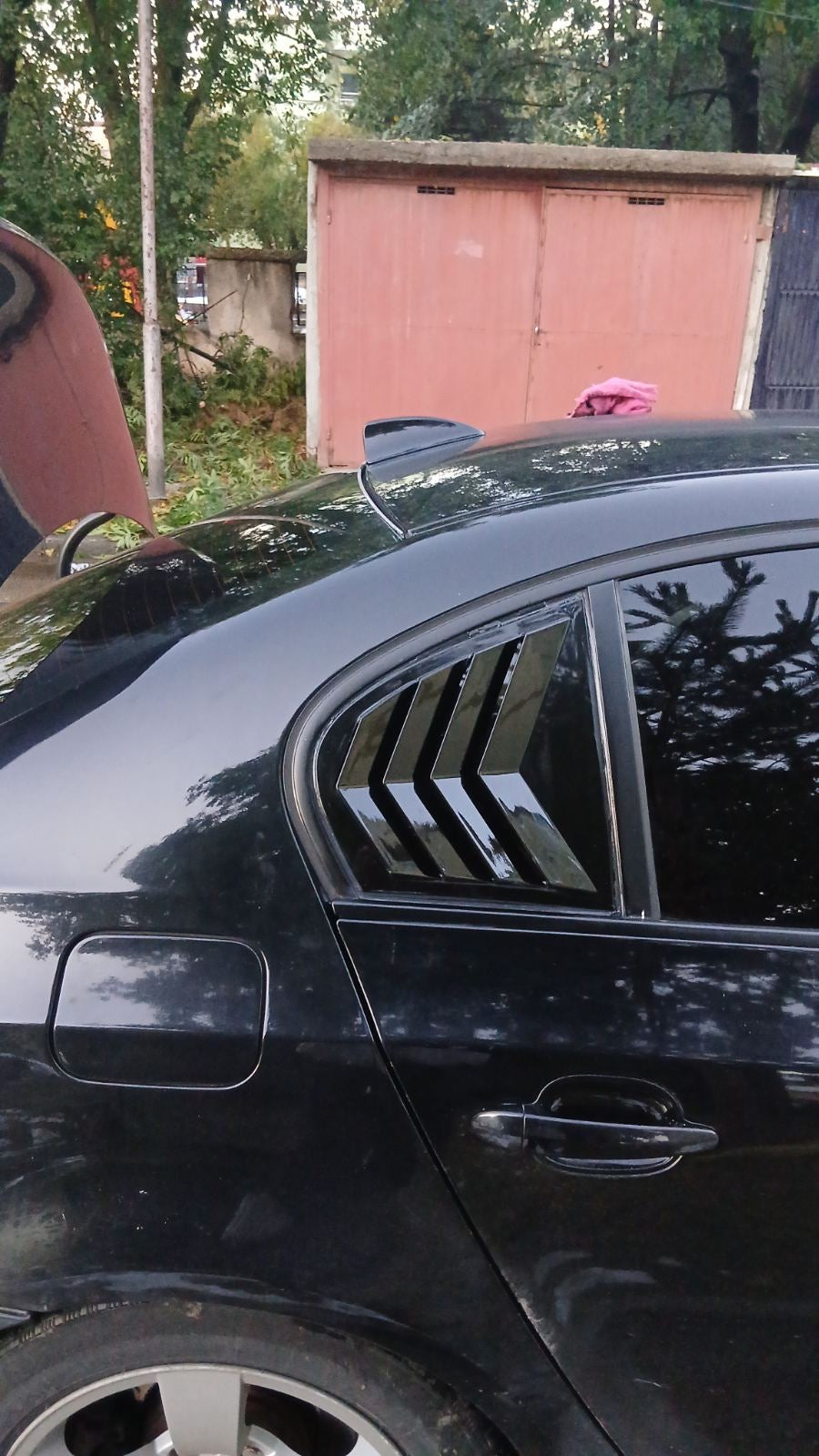 Тунинг добавки за задни странични стъкла – BMW E60 (2003–2010), черен гланц