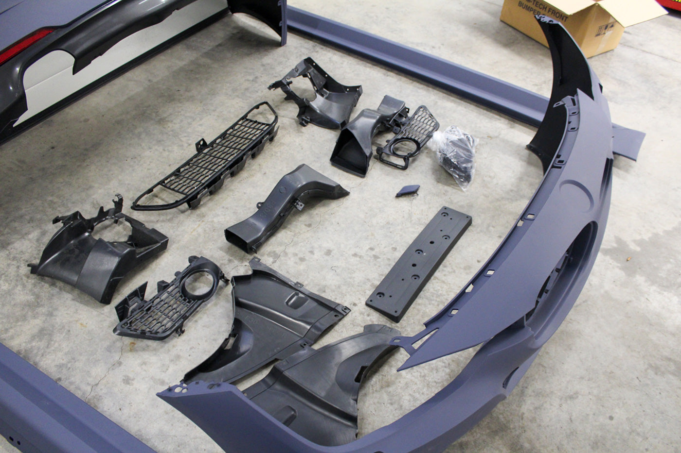 Предна броня M-Technik - BMW F30 / F31 (02.2012-02.2019) без PDC с отвор